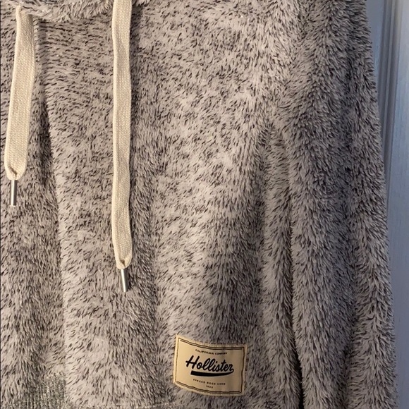 Hollister Gray and White Fluffy Sweater - Picture 2 of 2